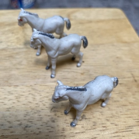 3 Plastic Miniature Horse set -‎ Hong Kong - Vintage - Picture 1 of 3